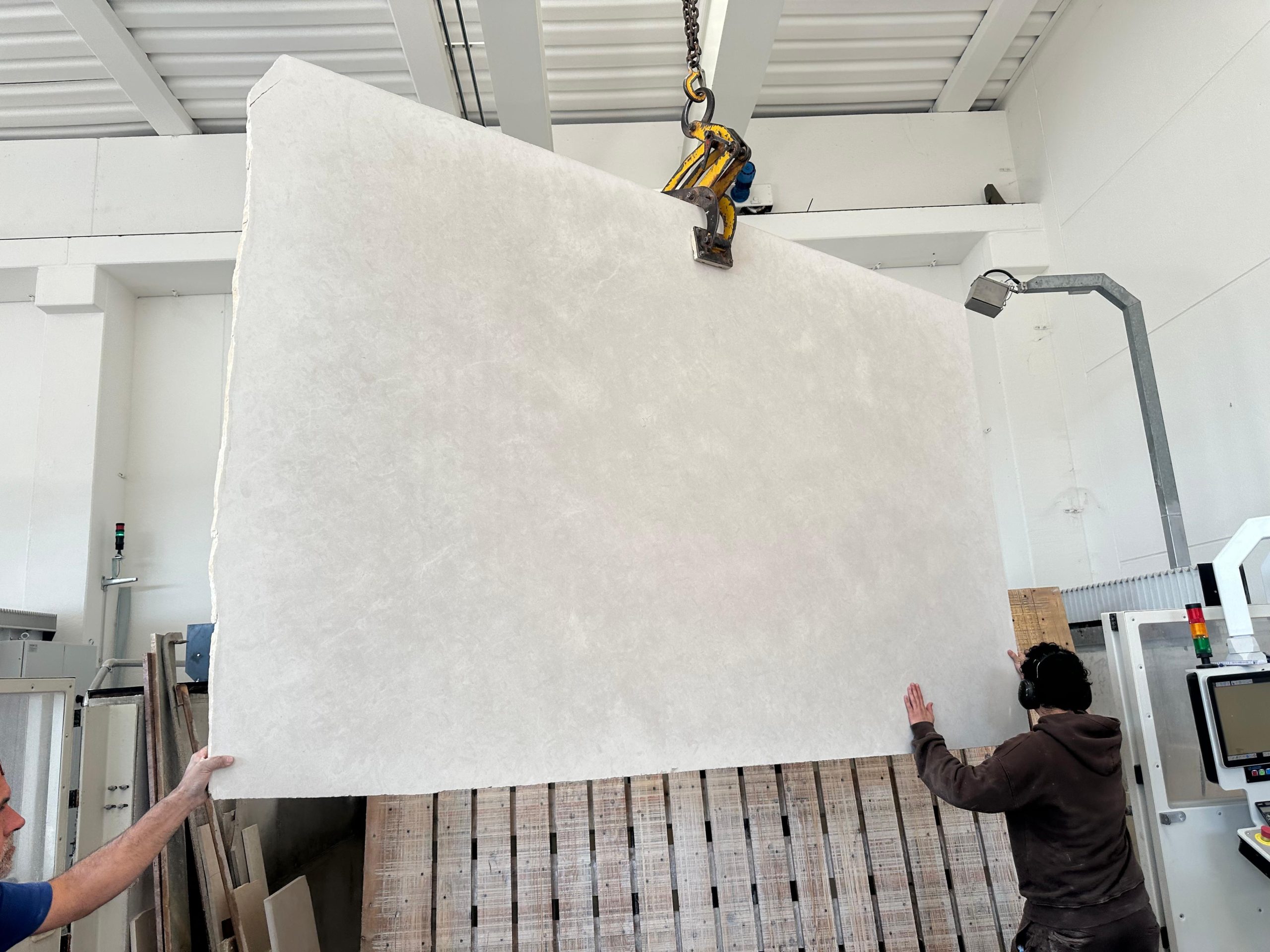 Manipulation d'une dalle de pierre chez Global Stone