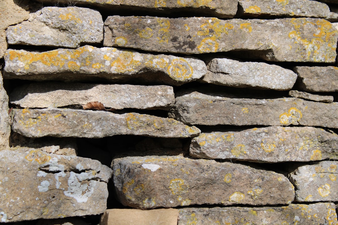 Une carrière de pierre ensoleillée avec des blocs de calcaire fraîchement coupés et empilés, attendant d