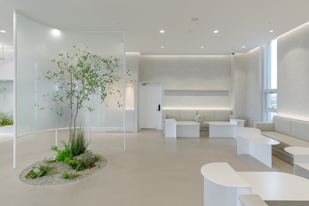 Un architecte et un client examinant des échantillons de pierre naturelle dans une salle d