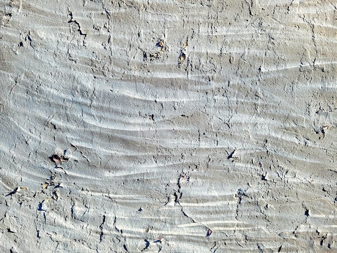 Une immense carrière de marbre blanc avec des machines d
