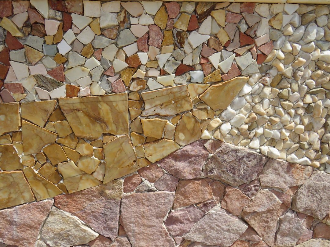 Une pile de différentes dalles de pierre naturelle, montrant une variété de textures, de couleurs et de finitions.