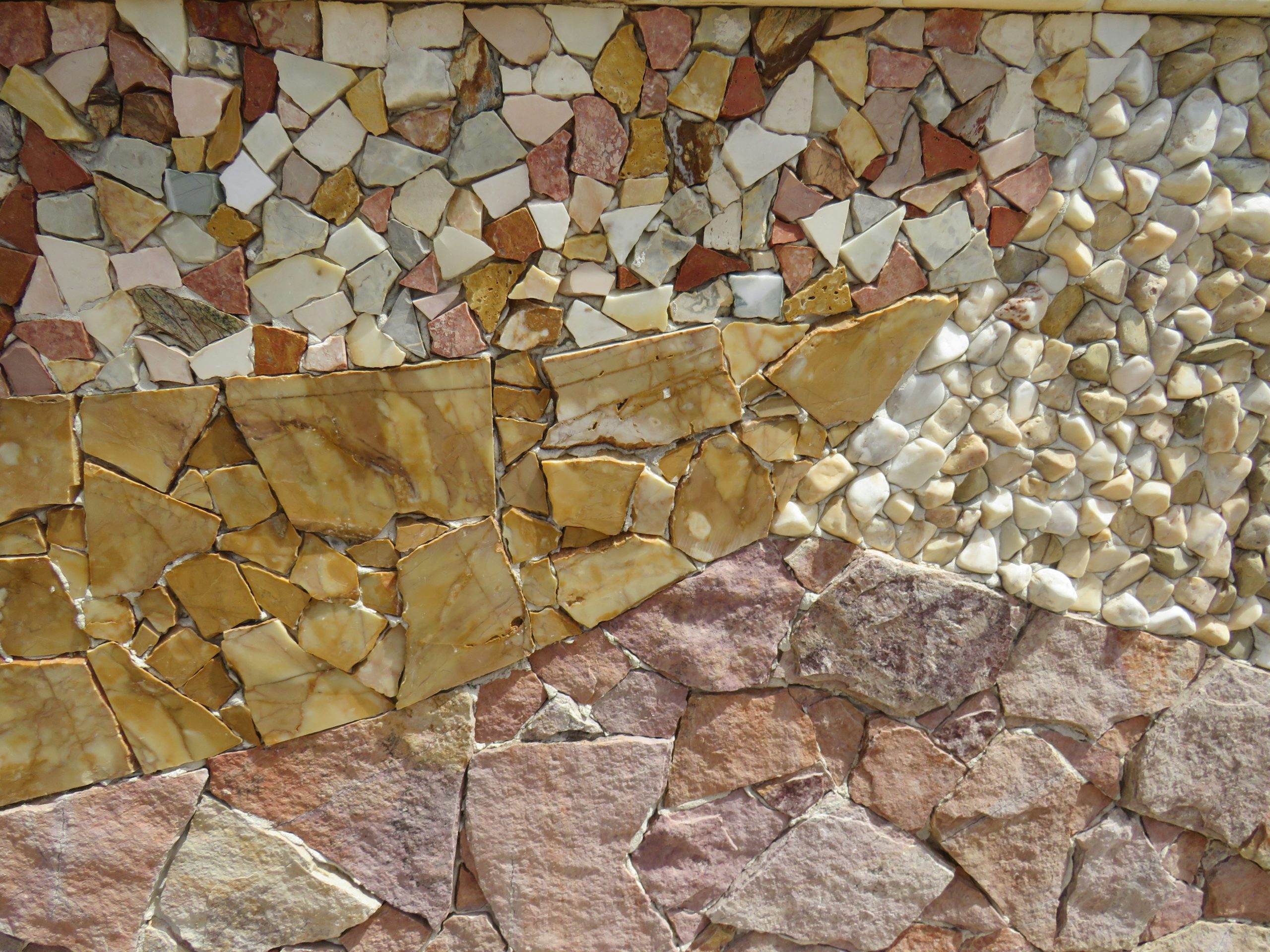 Une terrasse moderne en dalles de pierre naturelle beige clair, avec du mobilier de jardin design.