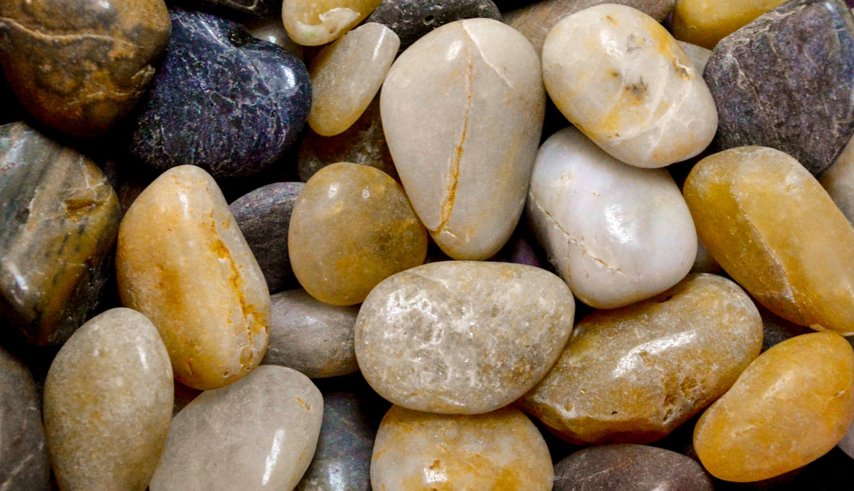 a close up of a bunch of rocks
