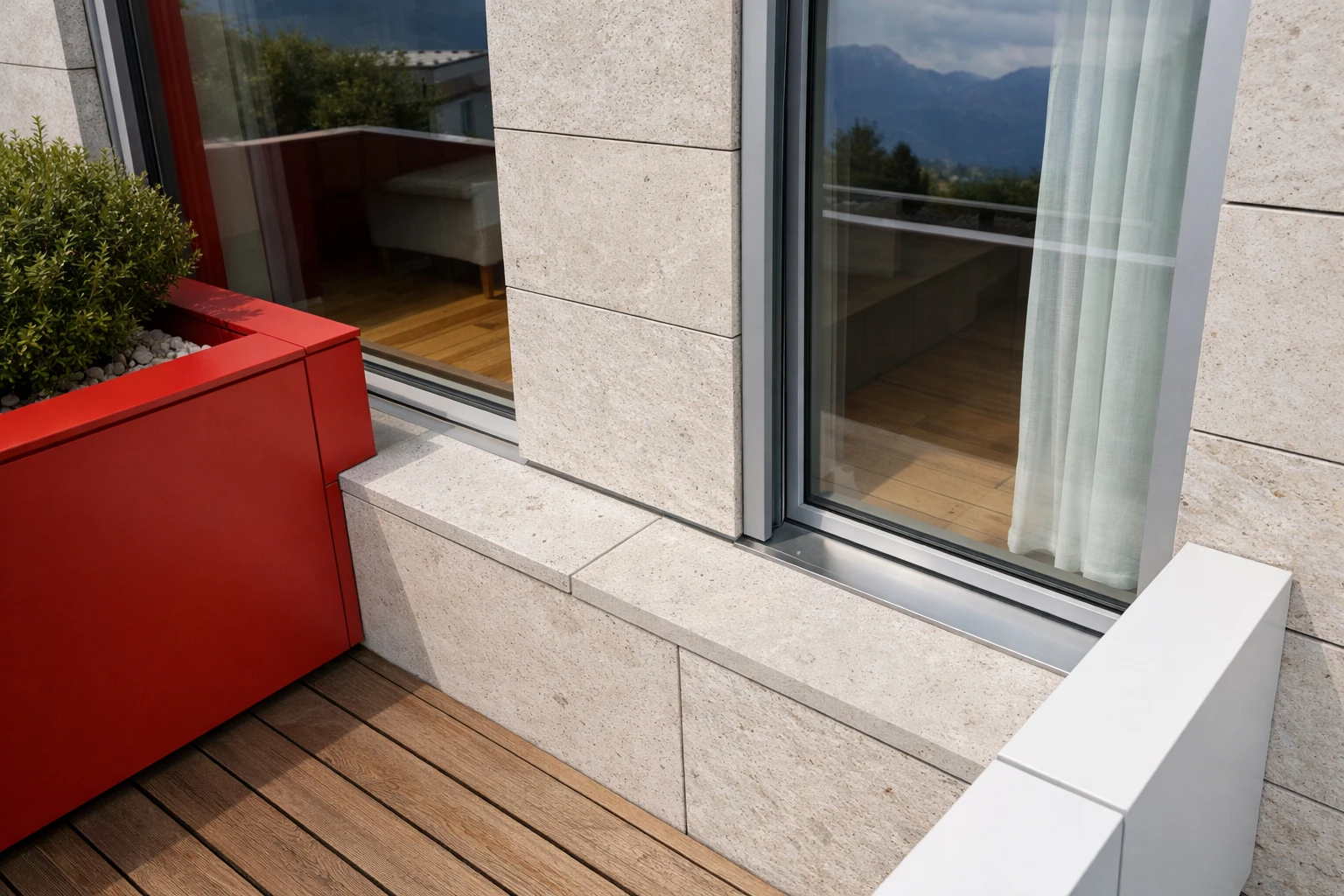 Façade moderne en pierre naturelle claire avec grandes baies vitrées, détails d'installation montrant l'intégration architecturale dans un projet résidentiel contemporain suisse, matériaux écologiques visibles