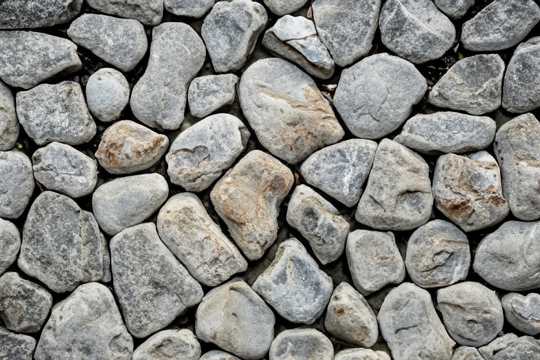 Dalles de pierre naturelle brutes, posées côte à côte. Un exemple visuel pour comment poser dalles pierre naturelle.