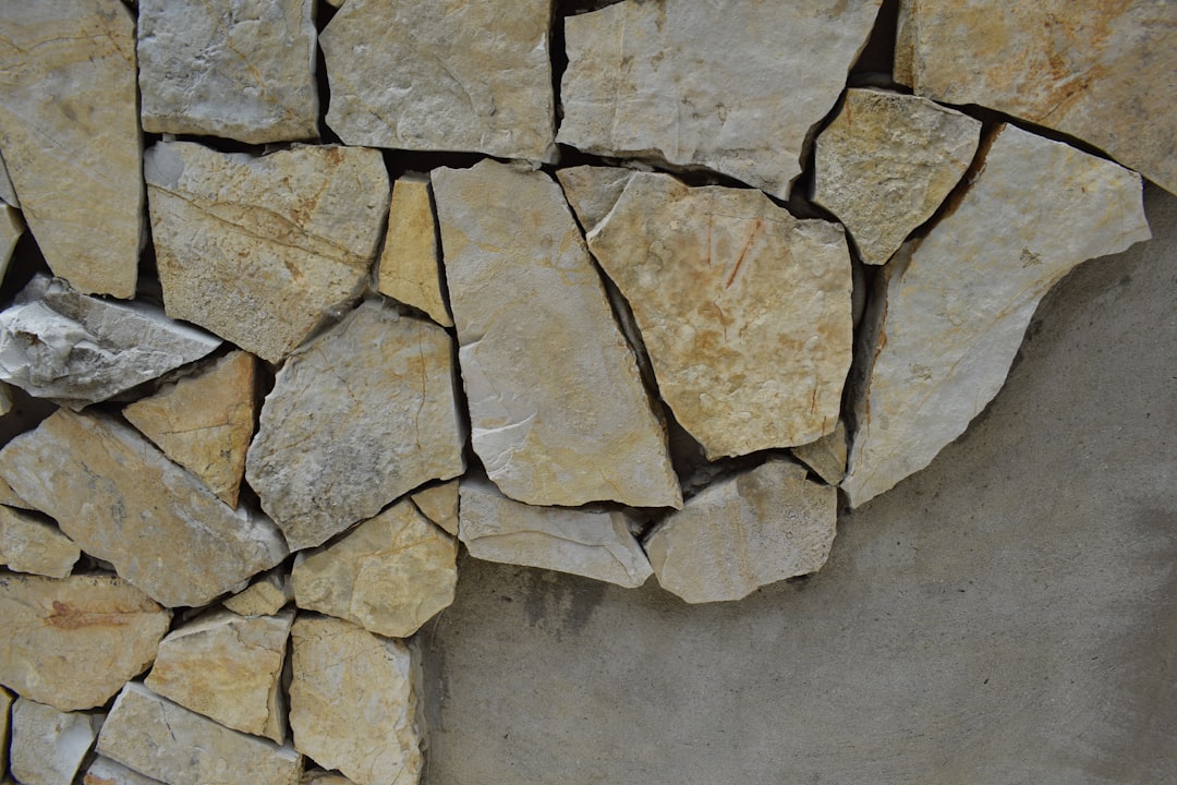 "Mur en béton gris et brun, texture naturelle, base pour planification projet pierre naturelle"