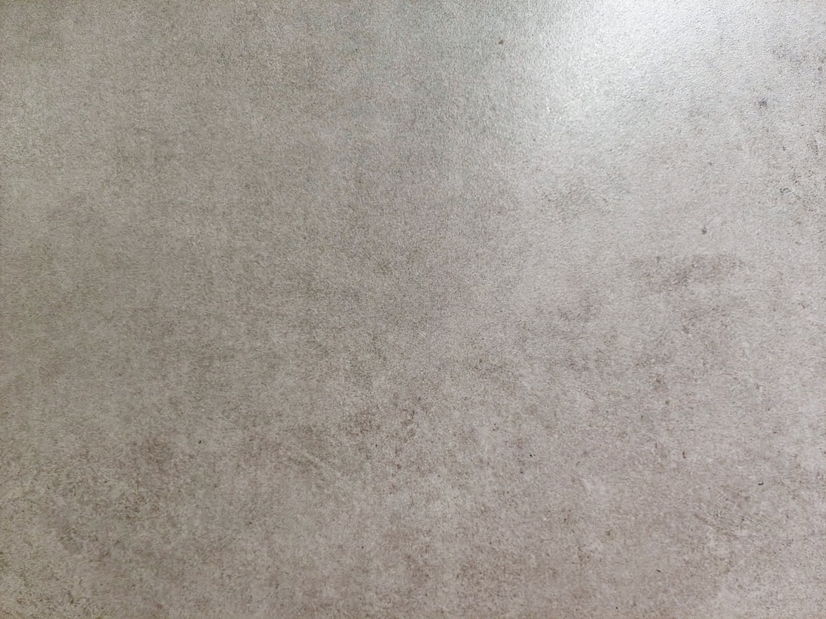 Texture grise granuleuse et rugueuse.