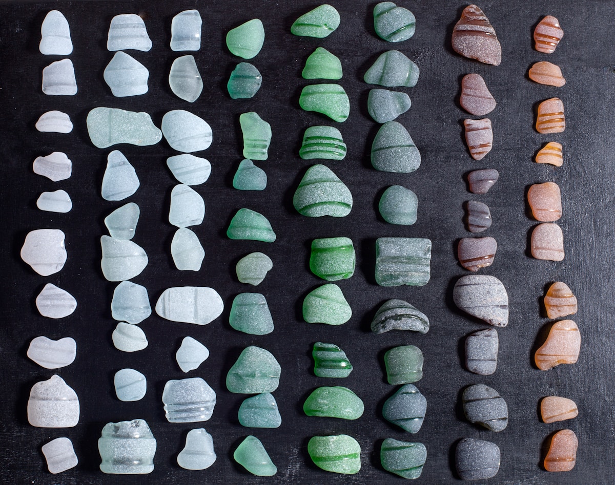 Assortiment de pierres et de galets de différentes formes et couleurs.