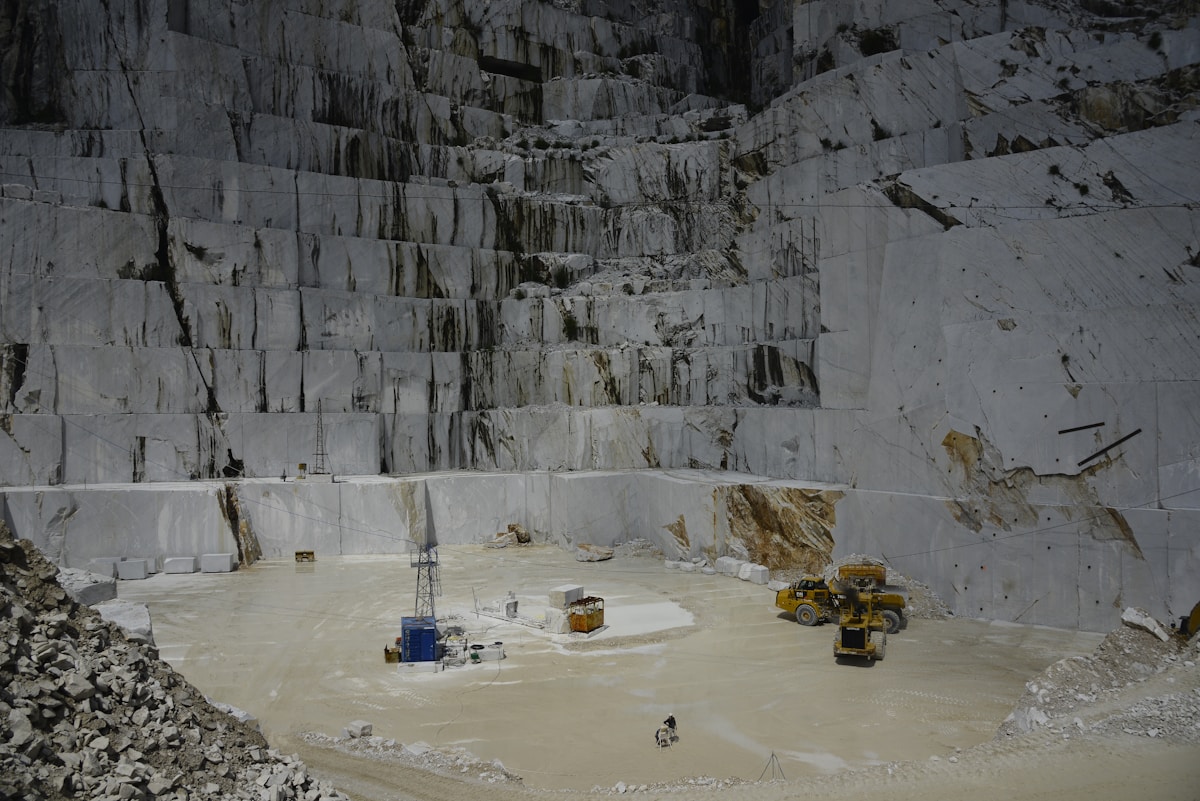 Carrière de marbre avec engins de chantier et équipements.