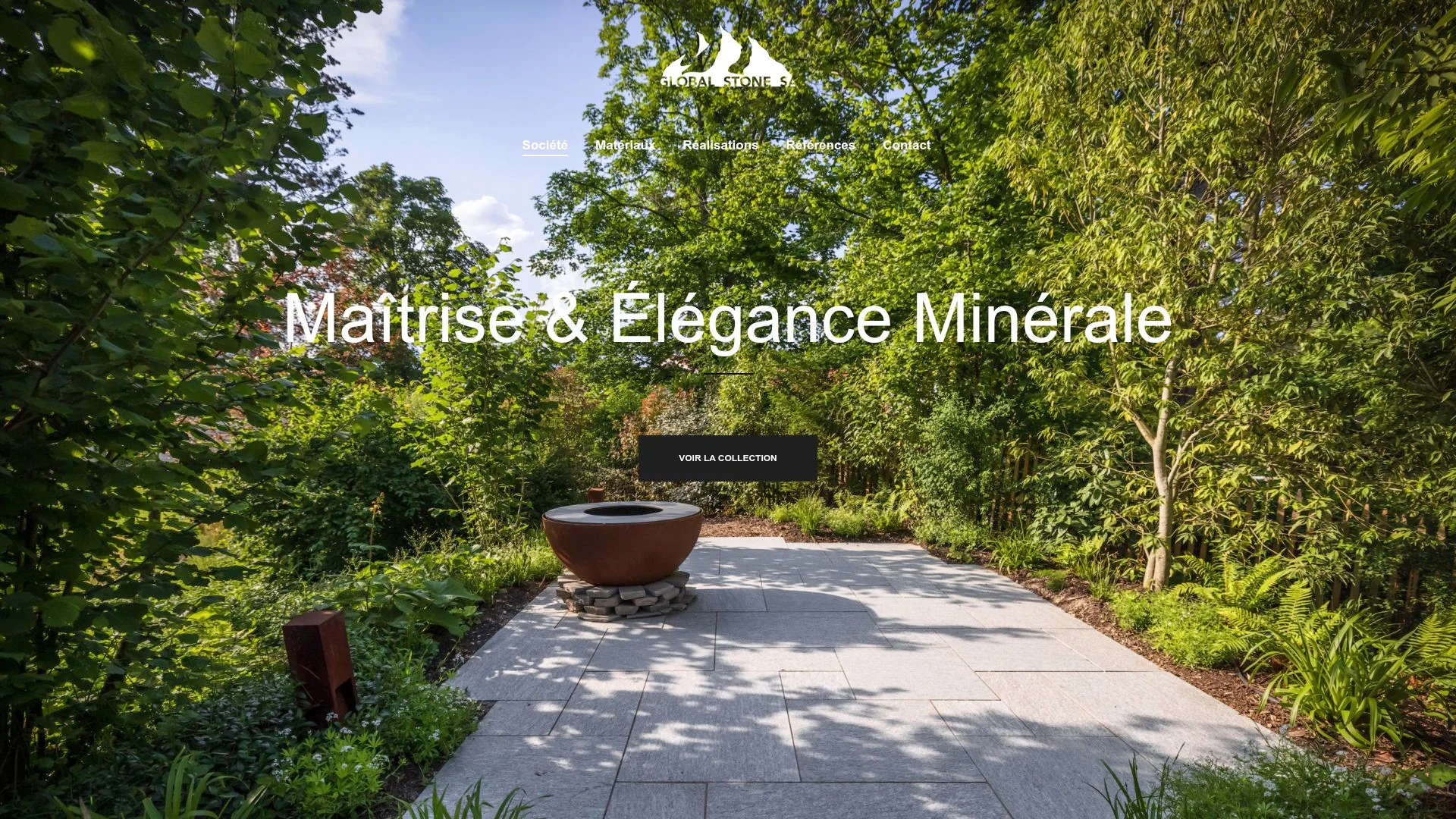 Allée de jardin avec dalles de pierre et vasque en céramique, entourée de végétation luxuriante.