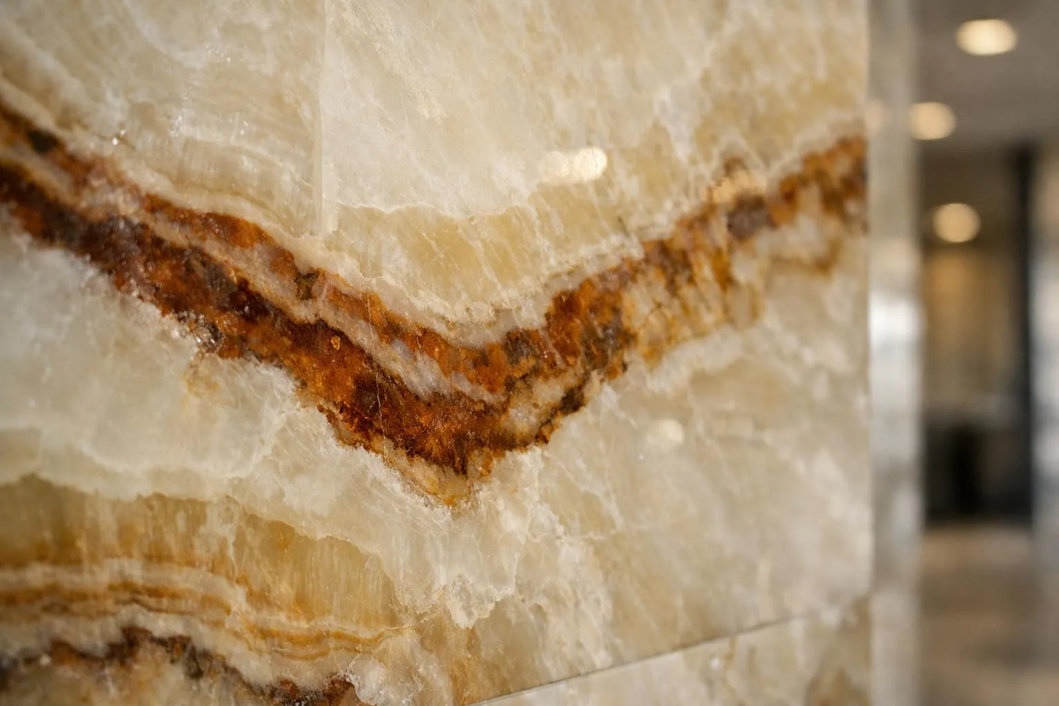 "Application onyx dans design intérieur : détail de plaques d'onyx sur un mur"