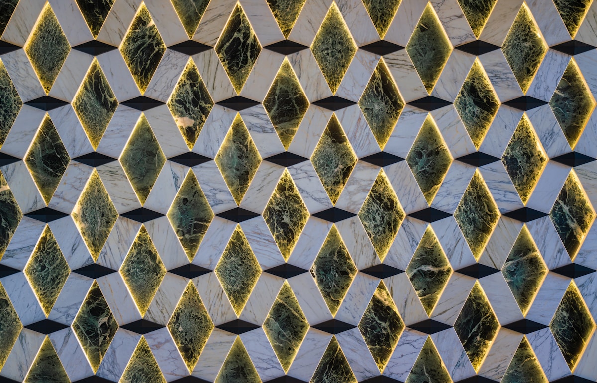 Motif géométrique de diamants en marbre et or.