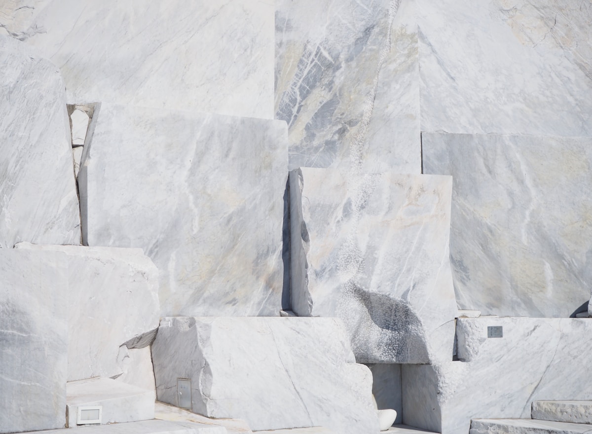 Carrière de marbre blanc avec formes géométriques sculptées.