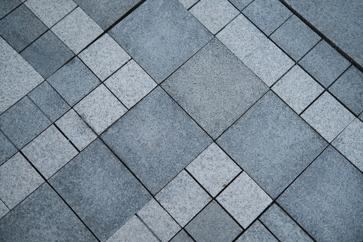 Carreaux de granit gris disposés en motif géométrique.