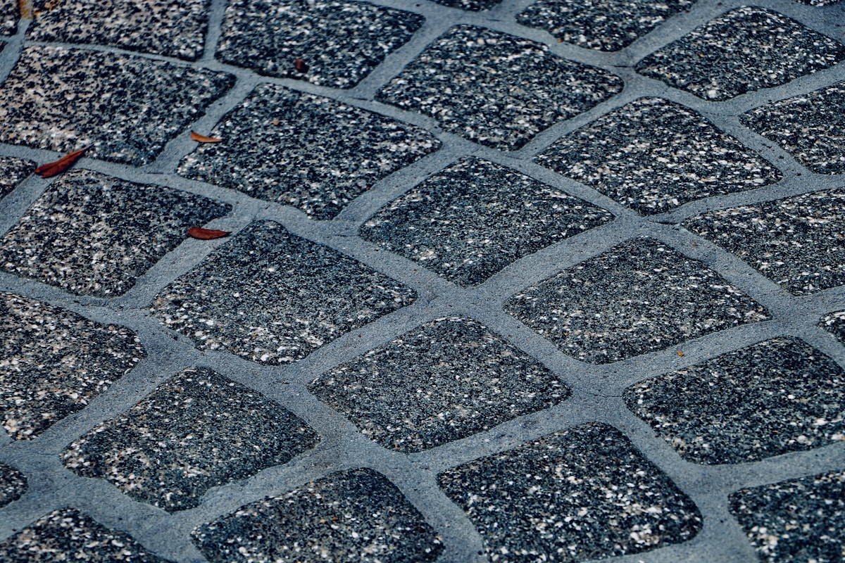 Carrelage de pierre grise avec motifs géométriques irréguliers.