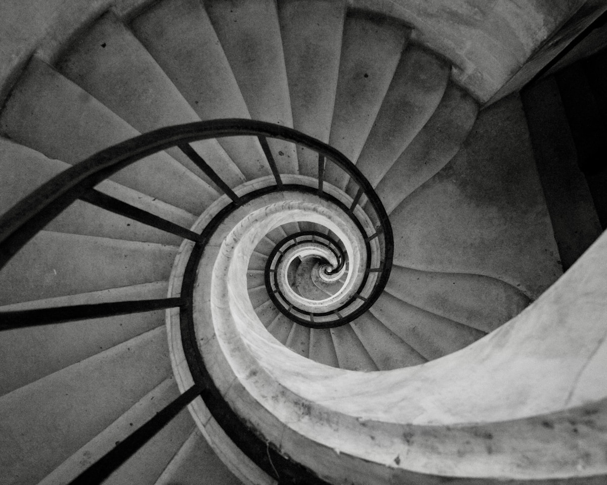 Escalier en spirale en noir et blanc.