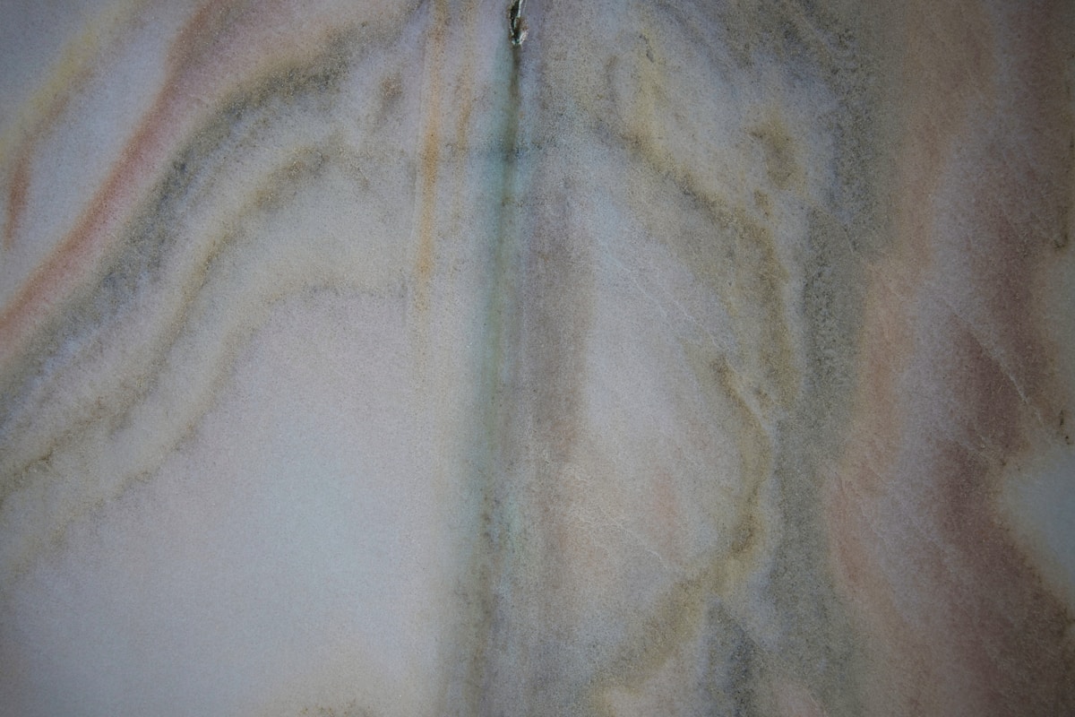 Motifs abstraits de couleurs pastel et textures grises.