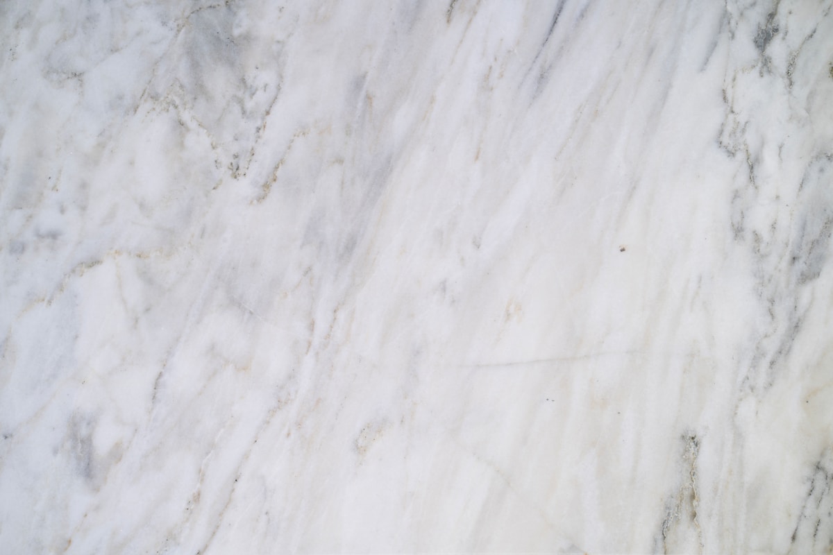 Texture de marbre blanc avec des veines grises.