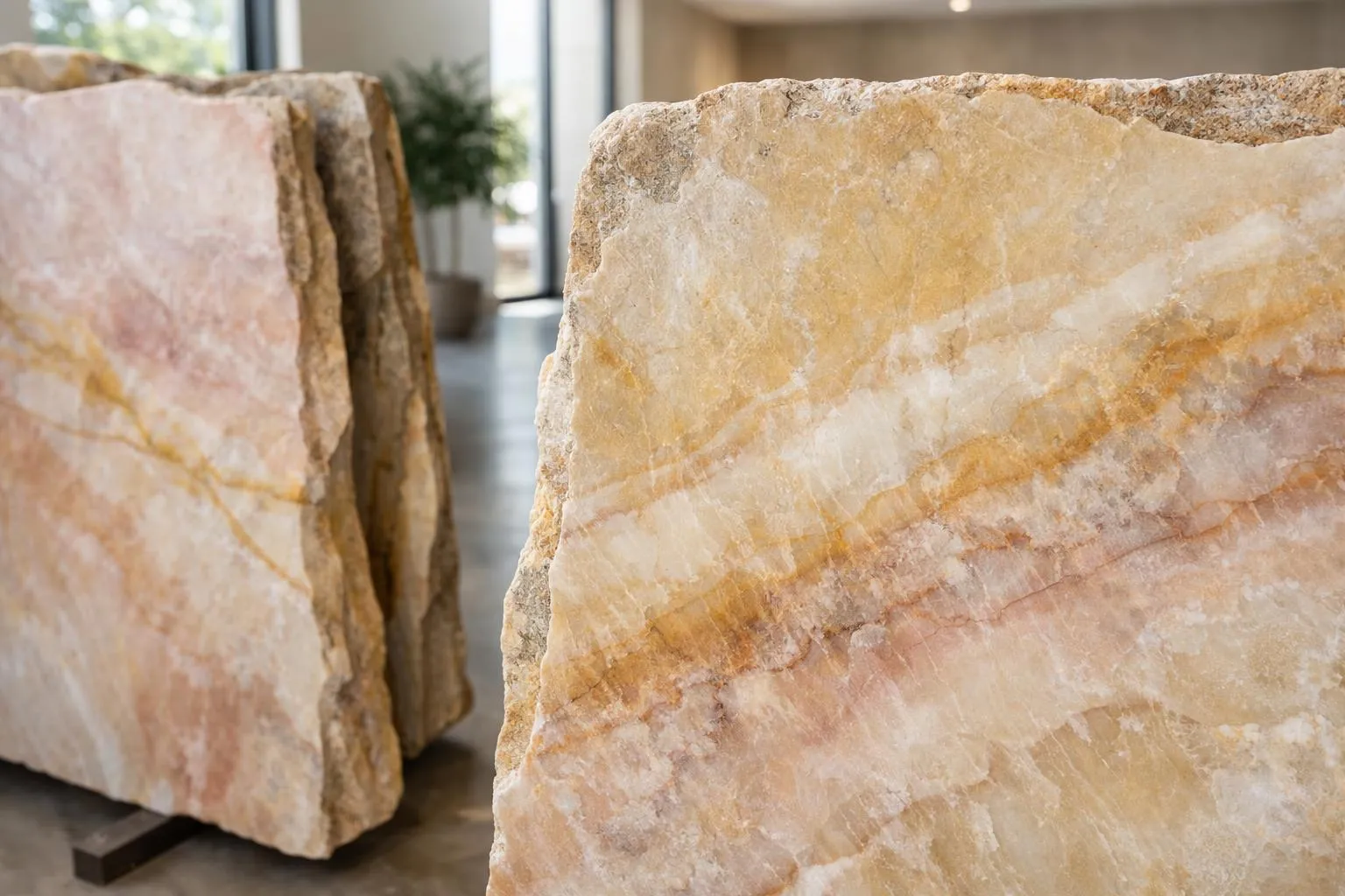 Gros plan sur des pierres de granit jaune et beige avec des motifs naturels.