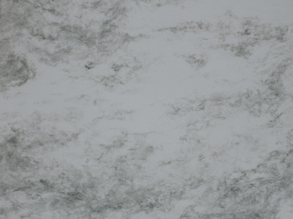 Texture de marbre gris clair avec des veines et des nuances.