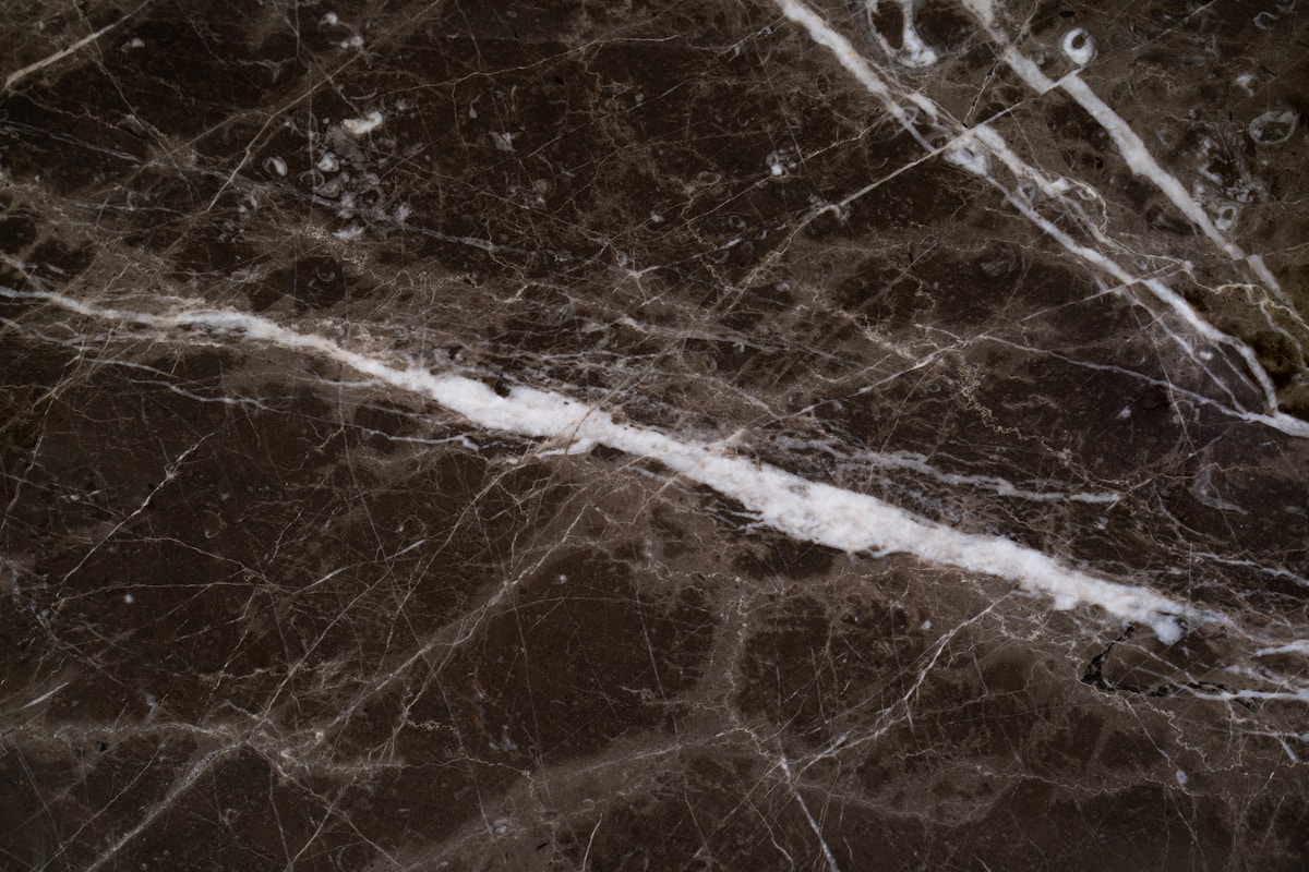 Texture de marbre noir avec des veines blanches.