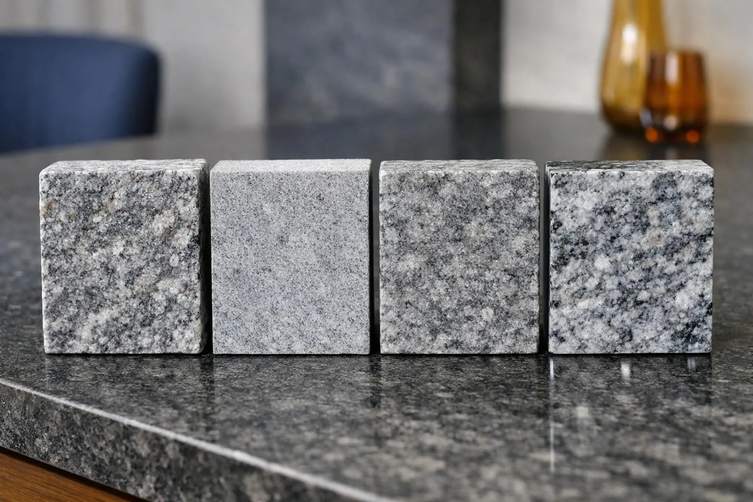 Cubes de granit gris sur un comptoir en granit.