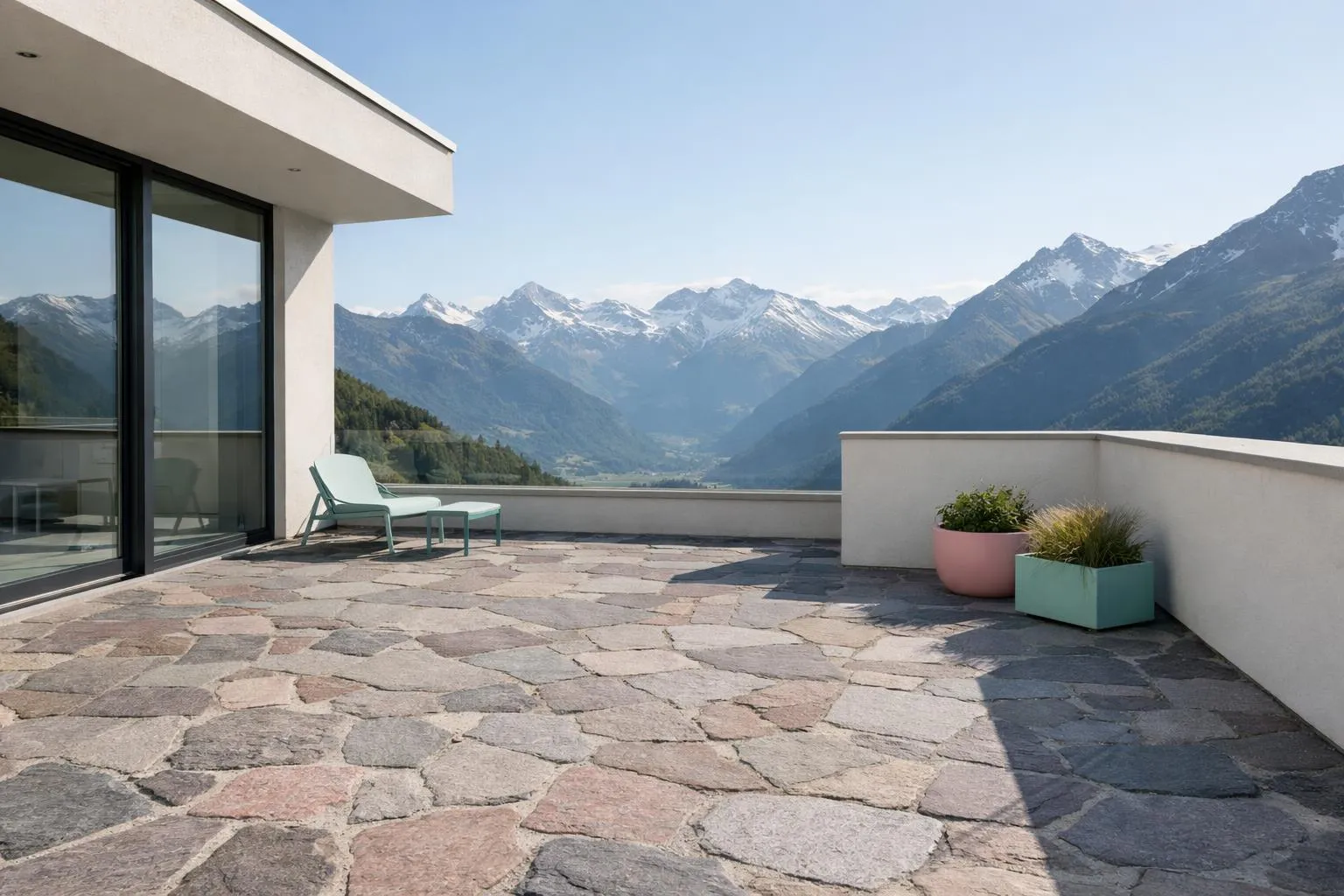 Terrasse avec vue panoramique sur les montagnes enneigées.