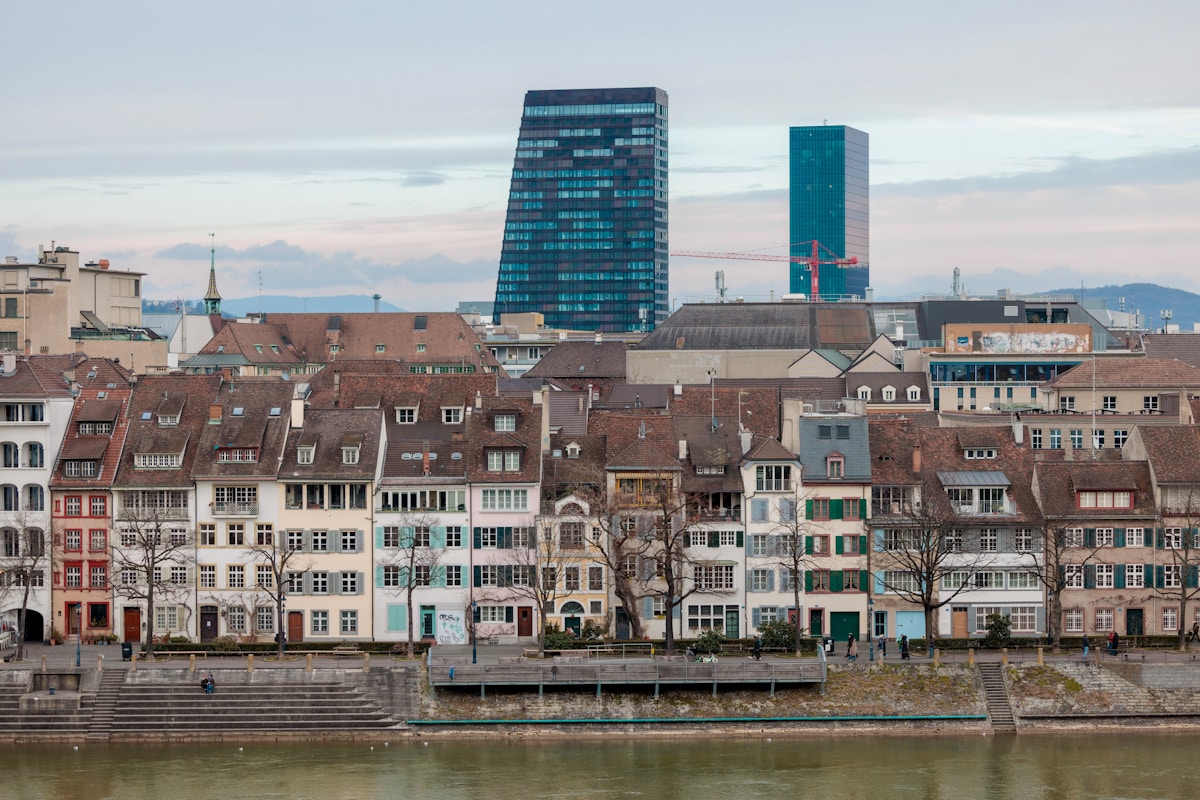 Paysage urbain de Bâle, Suisse, avec des bâtiments historiques et modernes.