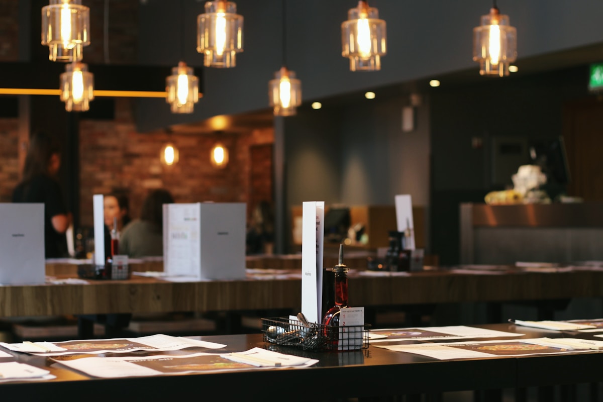 Intérieur d'un restaurant avec éclairage tamisé et décoration rustique.