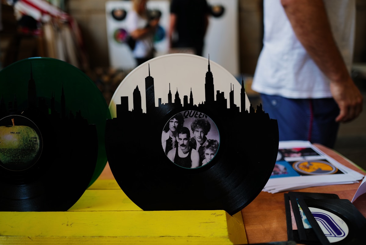 Disque vinyle Queen avec silhouette de la ville de New York.