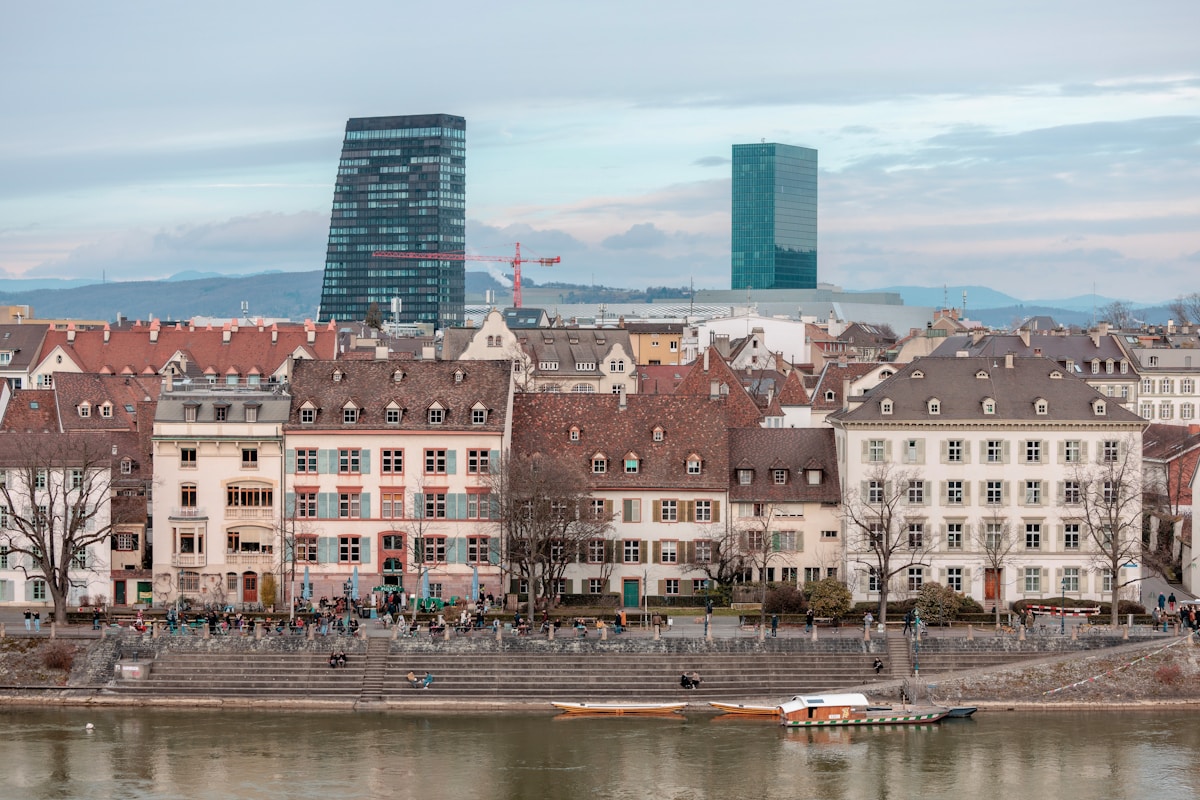 Paysage urbain avec architecture historique et gratte-ciel modernes.