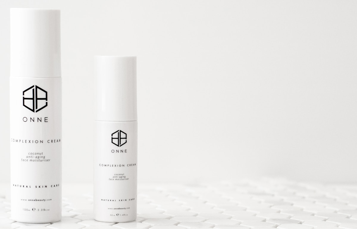 Deux tubes de crème pour le teint de la marque Onne sur un fond blanc.
