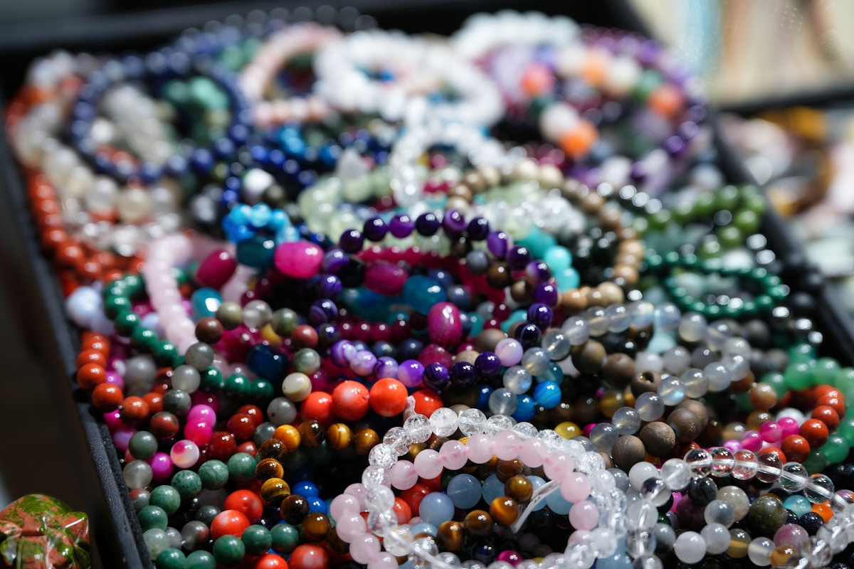 Collier de perles colorées et brillantes de diverses formes et tailles.