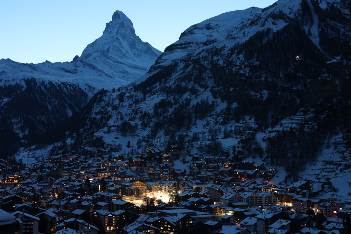 Village alpin enneigé au pied du Cervin majestueux.