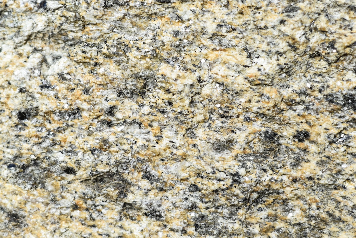 Texture de granit multicolore avec des motifs irréguliers.