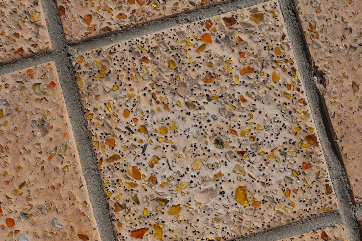 Carrelage de terrazzo avec des inclusions de pierres colorées.