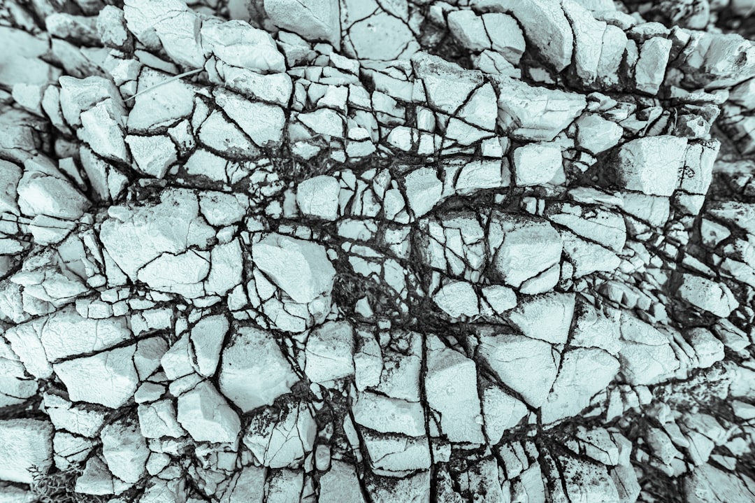 "Fragments de pierre naturelle noire et blanche, impact du gel et dégel sur les roches, effets du climat sur la dégradation d