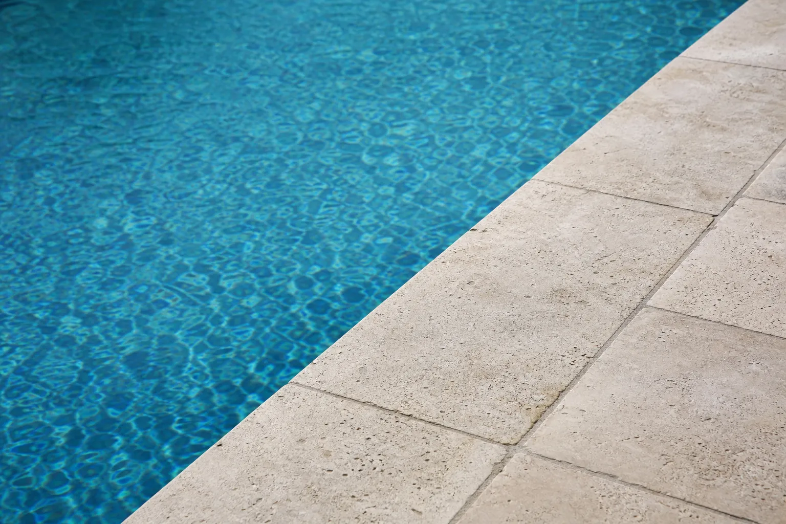 pierre de piscine - Quelle pierre de piscine choisir en 2026 ? Le guide