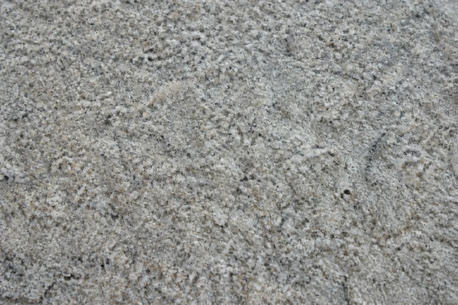 granit flammé brossé - Le granit flammé brossé sublime vos aménagements extérieurs avec élégance et durabilité