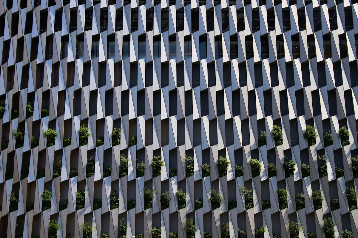 Motifs géométriques noirs et blancs sur un bâtiment.
