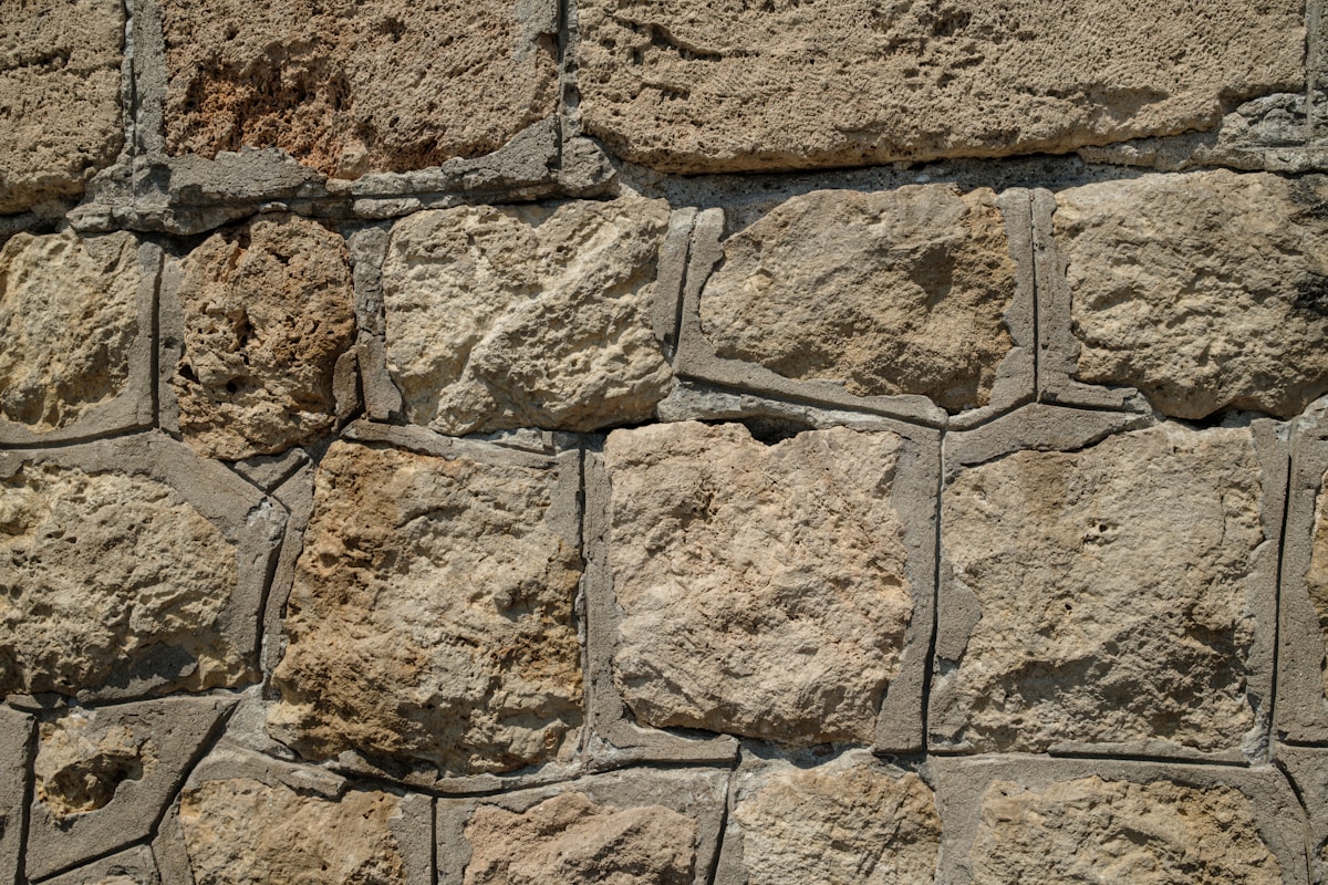 Mur de pierre rustique avec des blocs irréguliers et texturés.