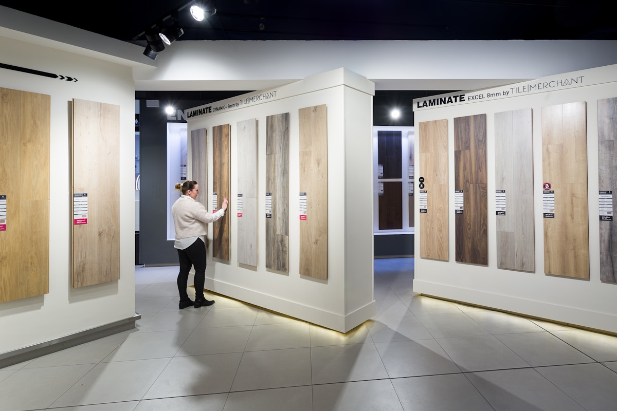 Showroom de carrelage et de revêtements de sol en bois.