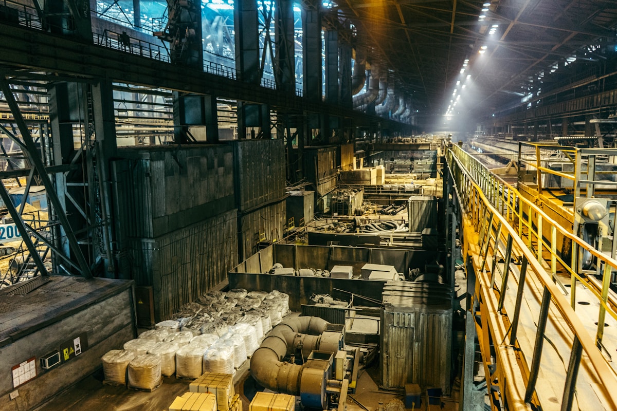 Vaste entrepôt industriel avec équipements et matériaux.