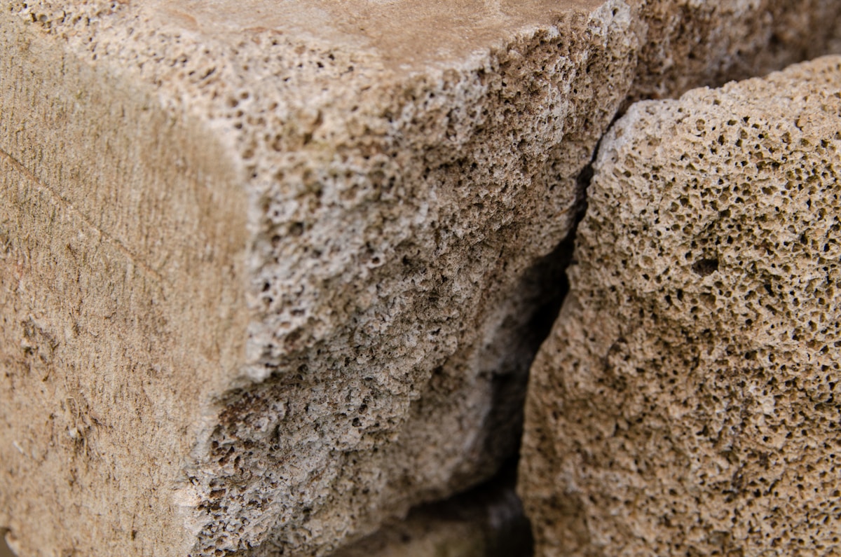 Texture rocheuse et poreuse avec fissures et cavités.