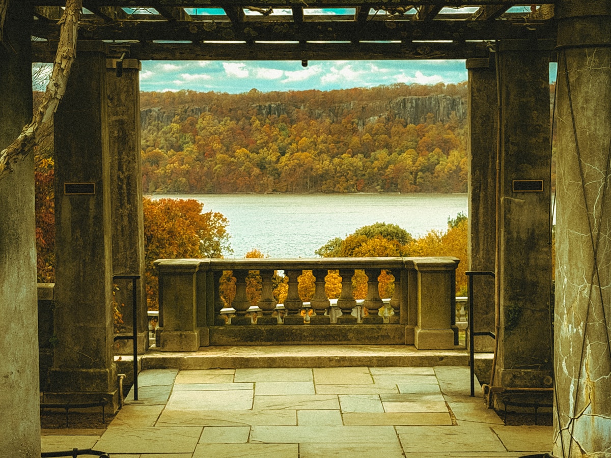 Paysage automnal avec vue panoramique sur un lac entouré de forêts colorées.