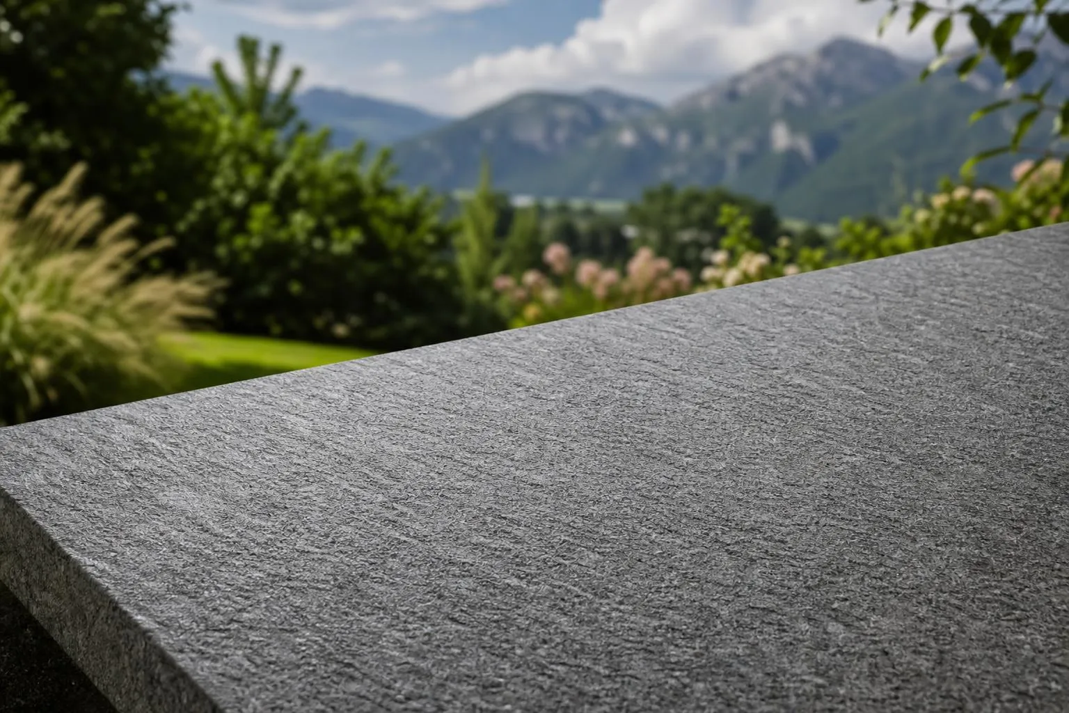 Mur de pierre grise avec vue sur montagnes verdoyantes.