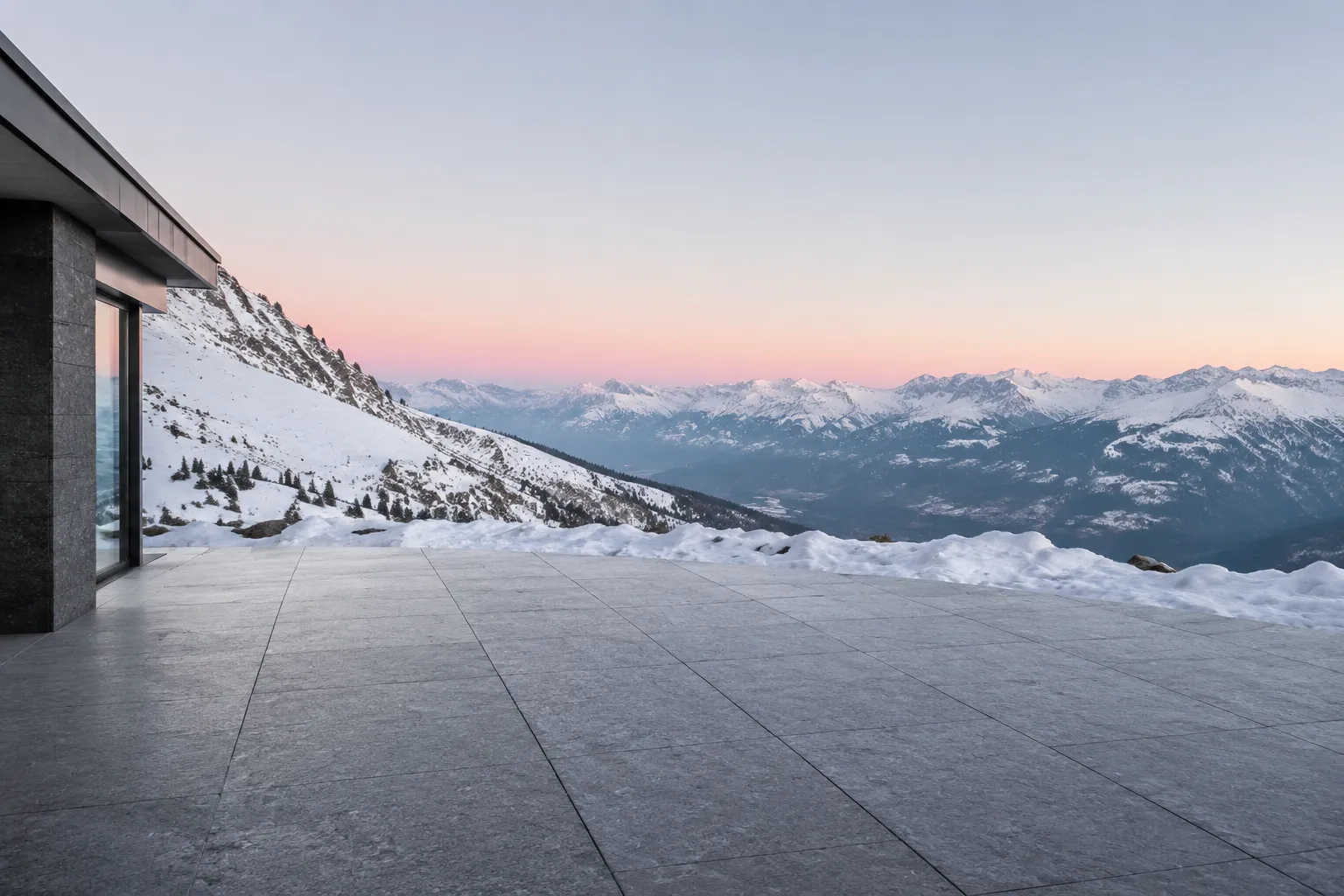 Terrasse panoramique avec vue sur les montagnes enneigées.
