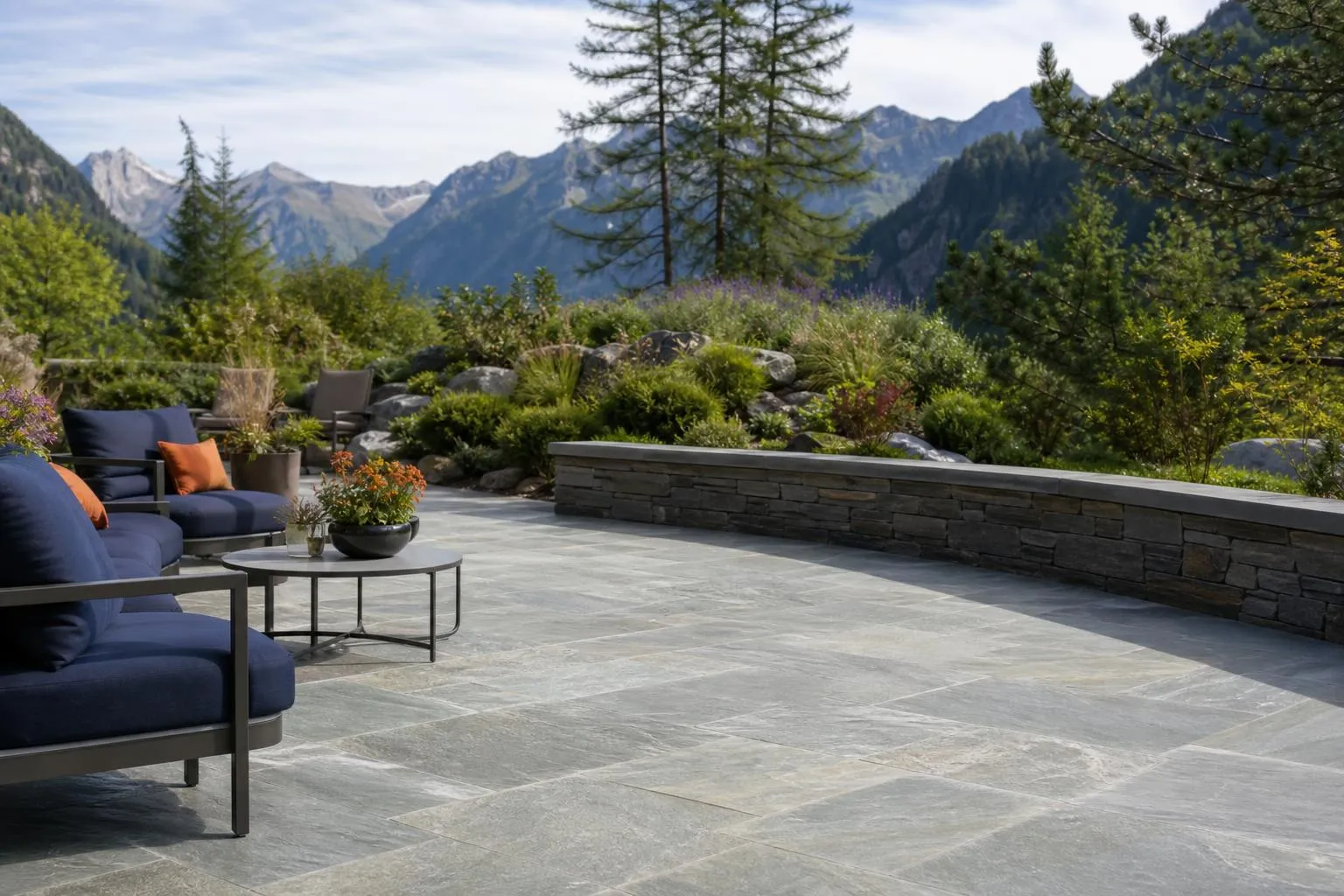 Terrasse luxueuse face aux montagnes alpines, entourée de végétation luxuriante